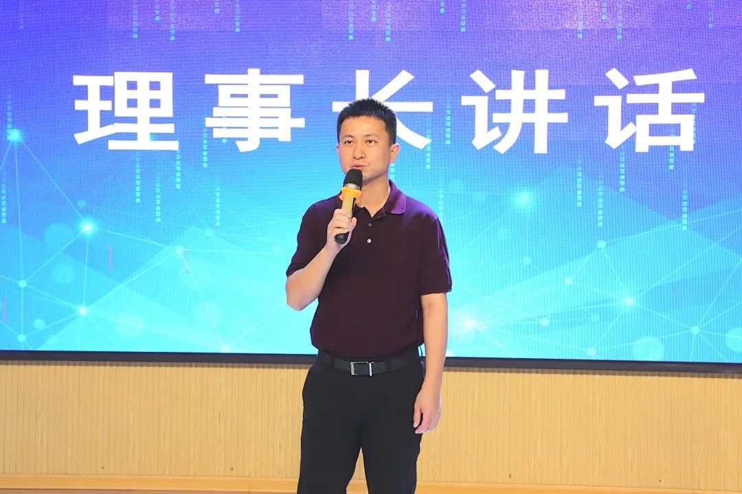 总结前行，上下求索——华成职校五月工作总结会如期召开